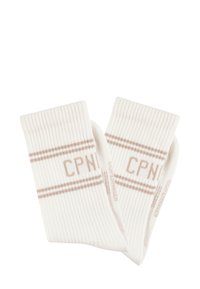 Calze bianche a coste con due strisce beige e il testo "CPNI". Morbido al tatto, altezza media del polpaccio e design a maglia.