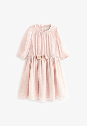 Lyserød kjole til småbørn med gennemsigtige lange ærmer, struktureret stof, rynket talje og floral applikationsbælte foran.
