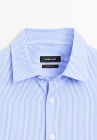 Blau-weißer, dünn gestreifter Hemdkragen mit weißen Knöpfen und schwarzem Markenetikett "Massimo Dutti" im Nacken.