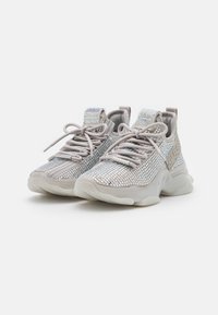 Szare sneakersy ozdobione kryształkami, z zaokrąglonymi palcami, teksturowanym wierzchem, sznurowanym zapięciem i grubą białą podeszwą. Posiadają pętlę na tyle.