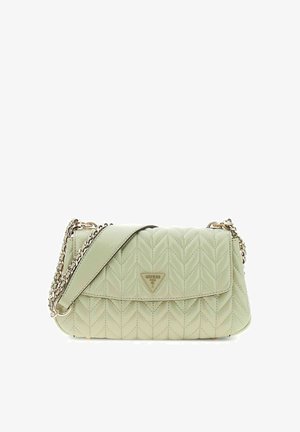 Sac à bandoulière en cuir matelassé vert clair avec une sangle chaîne dorée et un logo triangulaire Guess sur le rabat avant.