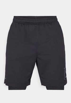 Pantaloni scurți negri de sport cu talie elastică, tăiați ușor deasupra genunchiului, având un mic patch cu logo pe lateral și un finisaj din țesătură texturată.