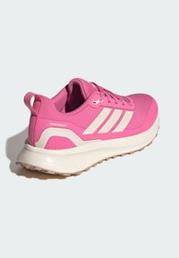 Roze sportschoen met een gestructureerd bovenwerk, witte accenten en een rubberen buitenzool. Voorzien van een waterafstotend ontwerp en een achterste trekkoord.