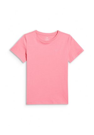 Młoda dziewczyna stojąca, ubrana w jasnoniebieską bluzę z kapturem i zamkiem, różowy t-shirt, niebieskie legginsy, białe skarpetki i białe trampki na jednolitym tle.