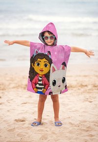 Poncho de bain à capuche pour enfants, rose avec des personnages de dessin animé, présentant une fille et un chat. Fabriqué en tissu doux, avec une capuche et des couleurs vives.