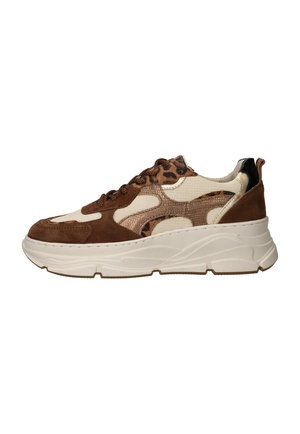 Sneakers chunky avec tige en suède marron et mesh beige présentant un motif léopard, des accents noirs et une épaisse semelle blanche.