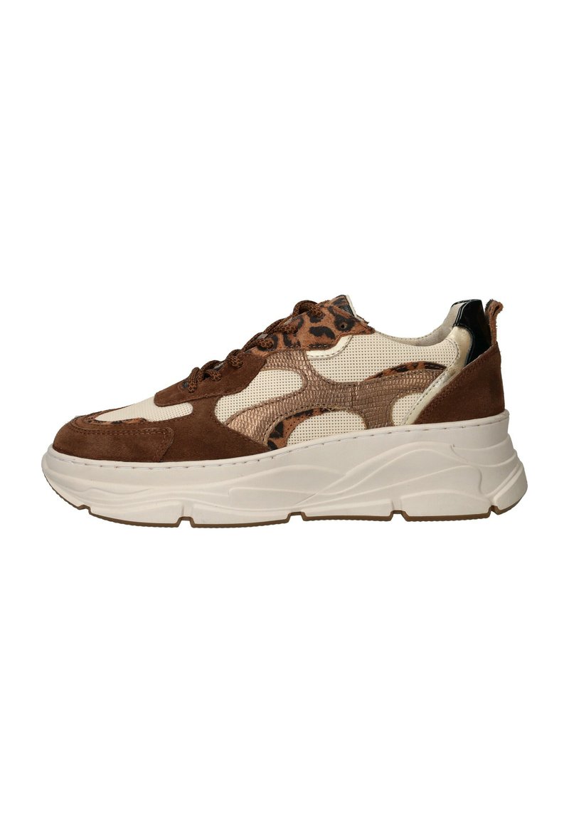 Sneakers chunky avec tige en suède marron et mesh beige présentant un motif léopard, des accents noirs et une épaisse semelle blanche.