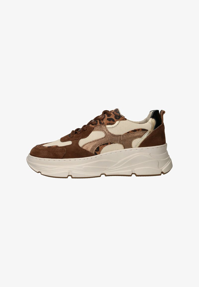Chunky sneaker met een bovenwerk van bruin suede en beige mesh, voorzien van een luipaardprint, zwarte accenten en een dikke witte zool.