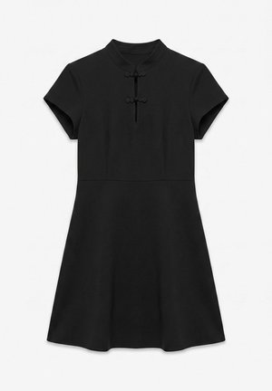 Robe noire à manches courtes, col montant, fermetures décoratives brandebourg, taille cintrée et jupe évasée.