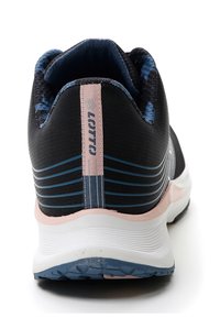 Sneaker sportivo nero con tomaia testurizzata, accenti blu e rosa; presenta un design a righe sul tallone e una suola intermedia bianca con suola antiscivolo.