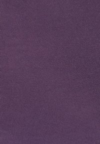 Tessuto a coste viola con una fine texture e linee orizzontali, che mostra una superficie liscia e una leggera lucentezza.