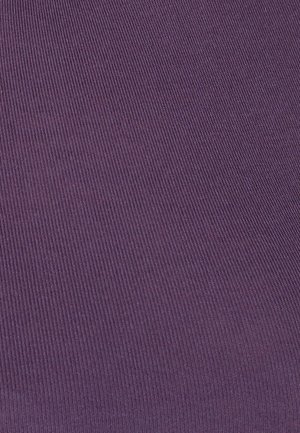 Tessuto a coste viola con una fine texture e linee orizzontali, che mostra una superficie liscia e una leggera lucentezza.