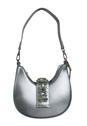 Borsa a mezzaluna argentata con una tracolla singola e un ornamento centrale gioiello applicato a una striscia di pelle verticale.