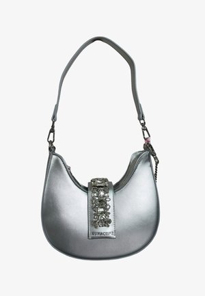 Borsa a mezzaluna argentata con una tracolla singola e un ornamento centrale gioiello applicato a una striscia di pelle verticale.