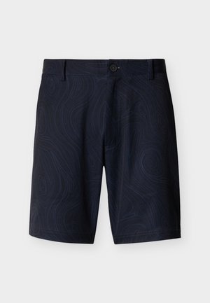 Mørk marineblå shorts med subtilt topografisk linjemønster, knappestenging, beltehemper og knelengde, på ensfarget bakgrunn.