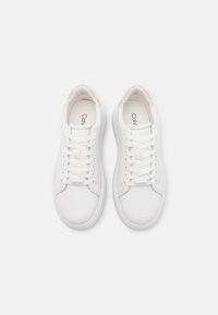 Calvin Klein RAISED CUPSOLE LACE UP - Sneaker low - white/crystal gray