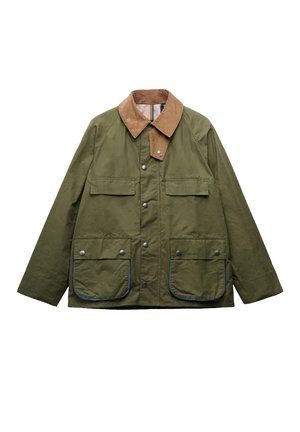 Πράσινο βαμβακερό σακάκι με κερωμένη επένδυση, με γιακά από ταμπά κορδουρό, τέσσερις εμπρόσθιες τσέπες με καπάκια και κλείσιμο με ασημένια κουμπιά τύπου σνάπ.