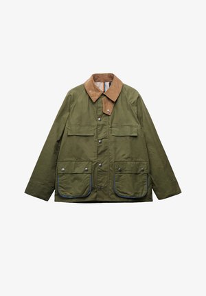 Zöld viaszos pamut dzseki bézs kordbársony gallérral, négy első zsebfedővel és ezüst patentgombos záródásokkal.