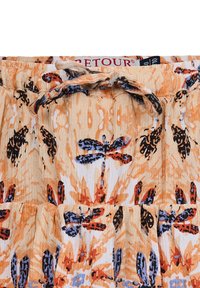 Tessuto con motivo floreale in tonalità di arancione e blu, con motivi di libellule, dotato di una vita con cordoncino e materiale morbido e texture.