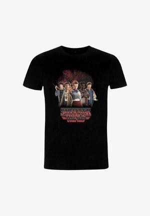 Zwart katoenen T-shirt met een centrale afbeelding van personages uit "Stranger Things" met rode en witte tekst. Hoge resolutie print, korte mouwen.