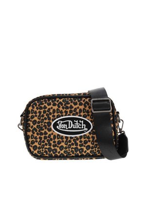 Sac bandoulière rectangulaire imprimé léopard avec sangle noire réglable et patch logo blanc "Von Dutch" à l'avant.