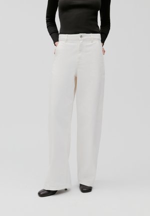 Weiße Baumwoll-Hosen mit weiter Beinweite, hohem Bund, zwei Vordertaschen und einem einzelnen Knopfverschluss. Glatte Textur mit sauberem Finish.