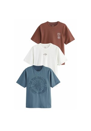 Tre crew-neck t-shirts i rust, hvid og blå. Hver af dem har unikke grafikker på forsiden, med en afslappet pasform og korte ærmer.