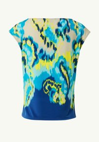 Korte mouwen top met een levendig abstract patroon in blauw, geel en groen op een lichte achtergrond, met een effen marineblauwe onderkant.