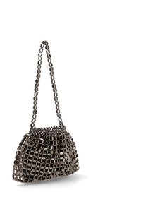 Bolso de mano metálico con un diseño trenzado, que cuenta con una superficie texturizada y una correa corta y enlazada. Color: plata oscura. Forma: redondeada, parecida a un saco.