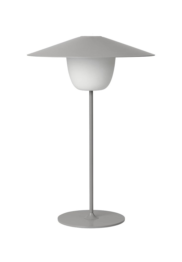 Graue Metall-Tischlampe mit einem breiten konischen Schirm und einem runden Fuß. Der Diffusor besteht aus einem glatten weißen Material, was ein minimalistisches Design schafft.