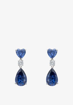Pendientes de piedras preciosas azules que presentan dos piedras en forma de corazón y una piedra redonda, engastadas en plata, con piedras azules en forma de pera debajo.