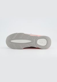 Scarpa atletica leggera con suola in gomma grigia texture e dettagli rosa brillante. Presenta un design fluido e tallone rinforzato.