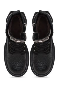 Schwarze Lederstiefel mit einer strukturierten Oberfläche, ausgestattet mit einem Schnürdesign, silbernen Hardware-Akzenten und einer robusten Sohle. Innen mit weichem Material ausgekleidet.
