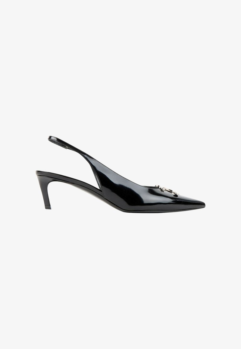 Escarpin à talon haut en cuir verni noir avec bride arrière, bout pointu et ornement décoratif argenté à l'avant.