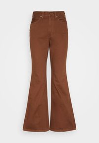 Pantalones acampanados marrones de algodón con una textura suave, cintura alta y cinco bolsillos, con trabillas para cinturón y cierre frontal con botón.