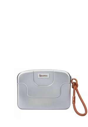 Piccola pochette rigida argento con linee di design curve e cinturino intrecciato marrone per polso fissato da un anello metallico.