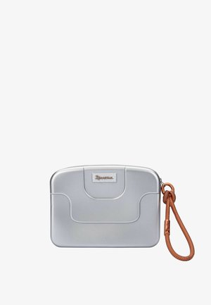 Piccola pochette rigida argento con linee di design curve e cinturino intrecciato marrone per polso fissato da un anello metallico.