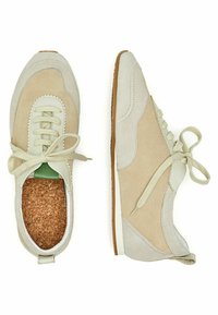 Zapatillas de ante y cuero beige con puntera redonda, diseño de cordones, acentos texturizados y plantilla de corcho. Presenta una lengüeta trasera verde.