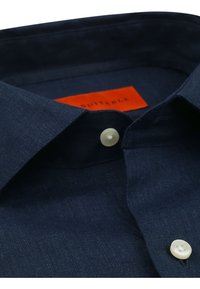 Donker marineblauw linnen overhemd met een puntkraag, voorzien van een contrasterend oranje label en witte knopen aan de voorkant. Glad textuur.