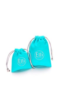 Turkise stofposer, en lille og en mellemstor, med sølvtrækrem og et trykt logo "Elli WE ♥ JEWELS" på hver.