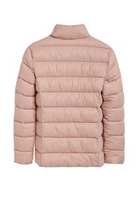 Chaqueta acolchada en rosa suave, con cuello alto, diseño acolchado y tela texturizada con costuras horizontales en la parte posterior.