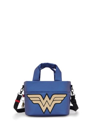 Borsa sintetica blu con un grande logo beige di Wonder Woman. Comprende due manici, una tracolla regolabile e un compartimento con zip.