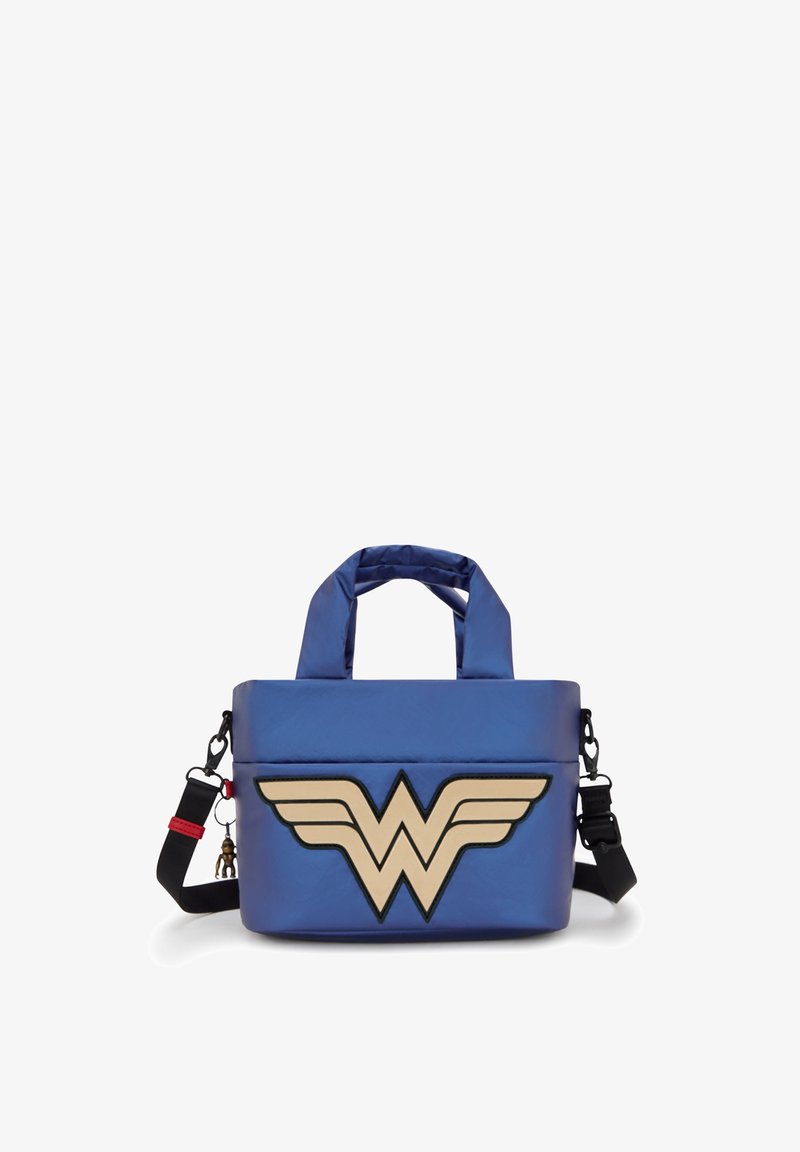 Borsa sintetica blu con un grande logo beige di Wonder Woman. Comprende due manici, una tracolla regolabile e un compartimento con zip.