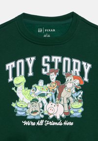 Σκούρα πράσινη παιδική φούτερ με τους χαρακτήρες του Toy Story: Woody, Buzz Lightyear, Jessie, Rex, Bullseye, Hamm, Mr. Potato Head και δύο εξωγήινους.