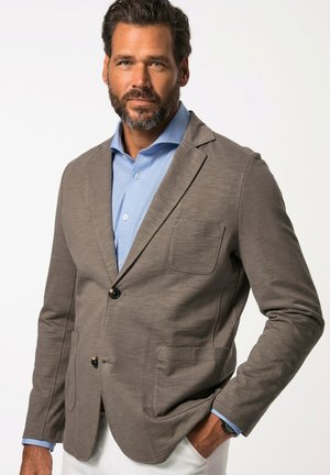 Grau Blazer mit Schalkragen, Ein-Knopf-Verschluss, zwei frontale Taschen, getragen über einem hellblauen Hemd. Strukturierter Stoff.