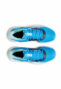 Blå sportskor med ovandel i mesh, med marinblå accenter och ljusblå snörning. Sulan är vit med ett texturerat mönster.