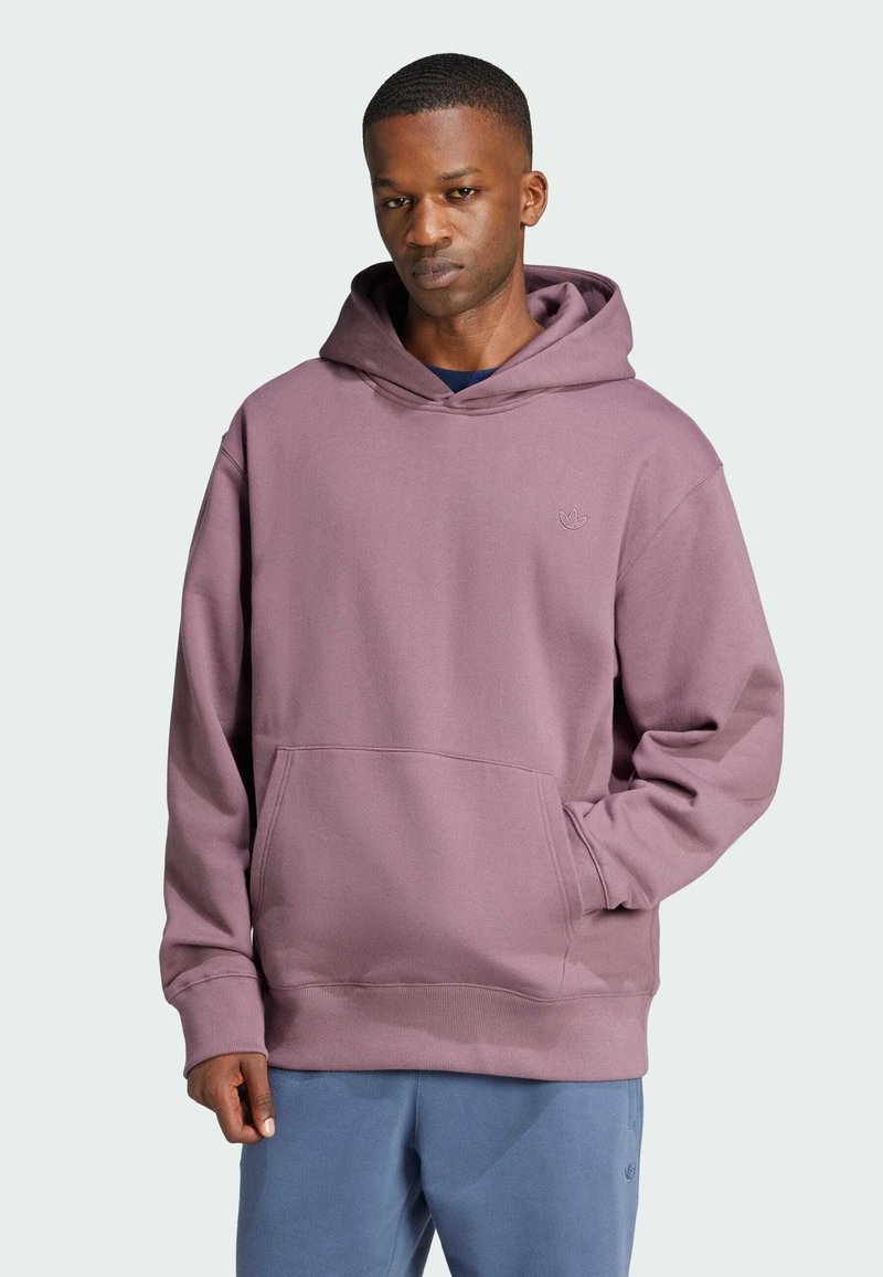 Hoodie i ljuslila, tillverkad av mjukt tyg. Har en känguruficka, ribbade ärmslut och en liten logotyp på bröstet.