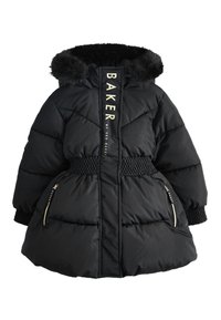 Abrigo de invierno acolchado negro con capucha adornada con piel, cintura elástica, bolsillos con cremallera y marca "BAKER" en la tapeta frontal y cremallera.