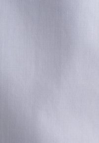 Lichtblauw stof met een gladde textuur en subtiele glans, met een fijne weefstructuur die visuele diepte creëert. Geen opmerkelijke accenten aanwezig.