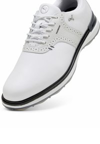Witte leren golfschoen met perforaties, zwarte accenten en een grijze zool. Voorzien van veters en een gestructureerd oppervlak. Rondto ontwerp.
